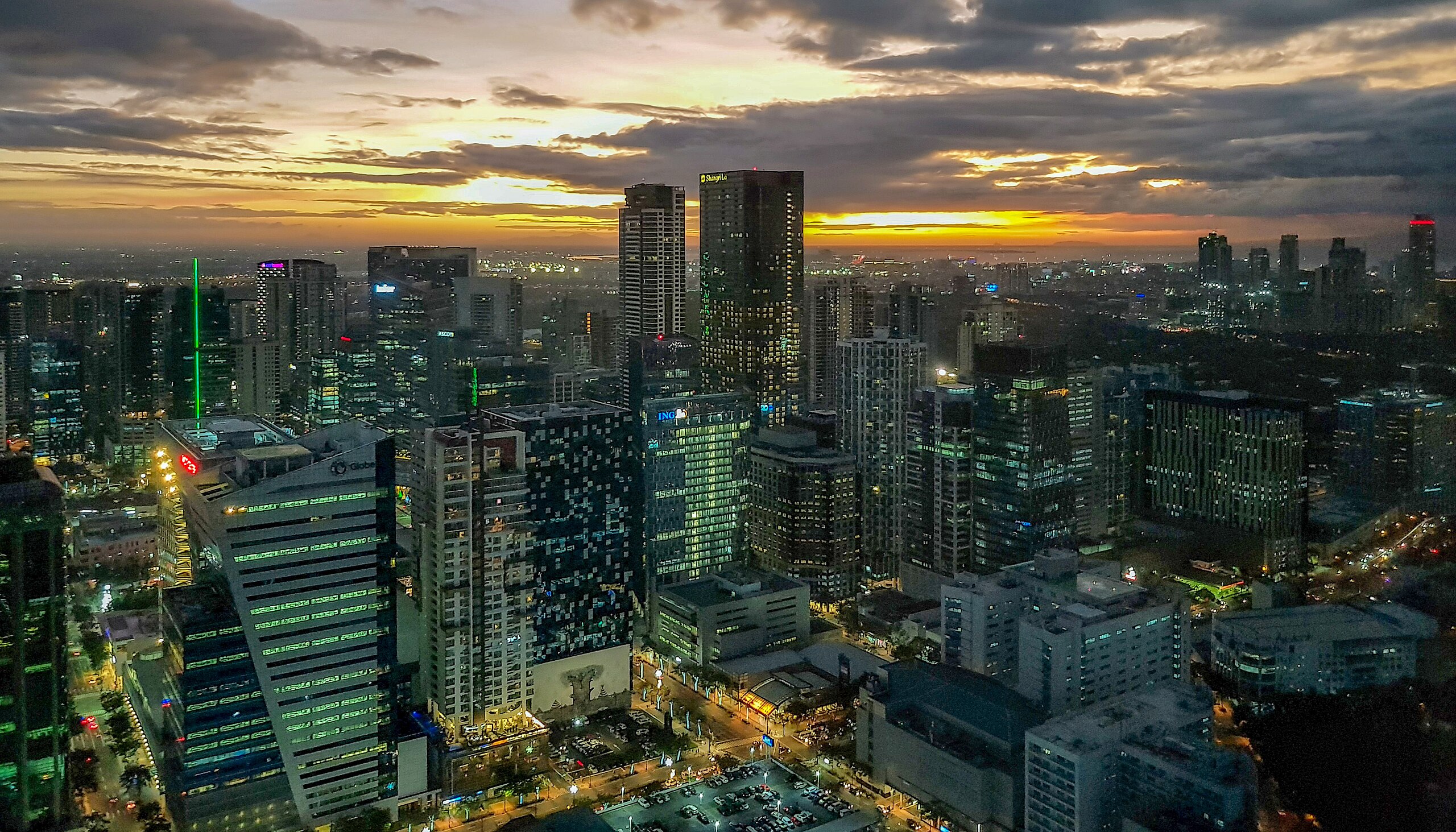 View_from_Grand_Hyatt_Manila_overlooking_Bonifacio_Global_City_and_Makati_skylines_at_sunset